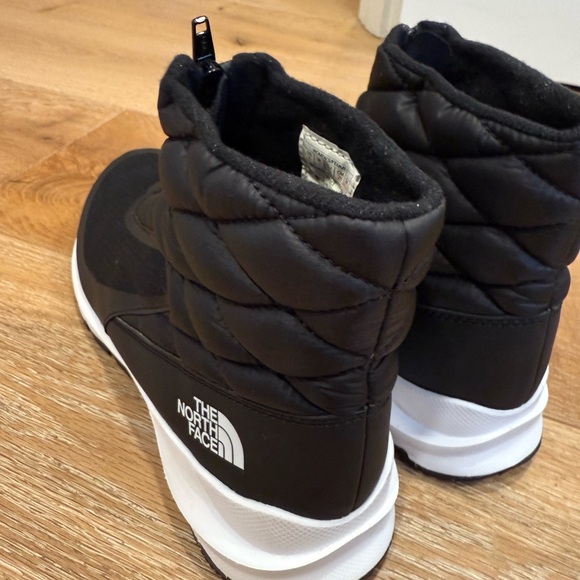 The North Face - Like New Womens Black and White quilted boots size 9 - Picture 6 of 7